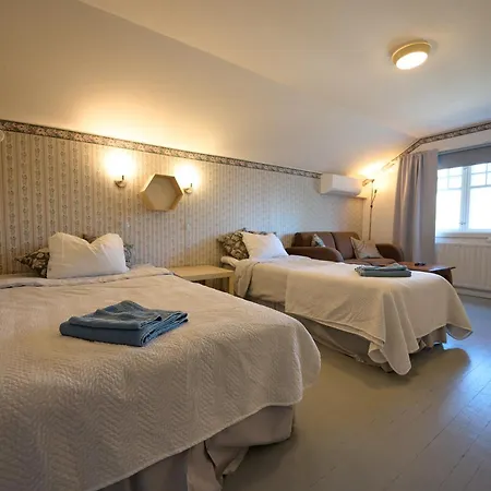 Liekorannan Majatalo- Kodinomaista Rautatieasemaa Vastapaeaetae * Sastamala