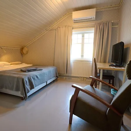 Liekorannan Majatalo- Kodinomaista Rautatieasemaa Vastapaeaetae Sastamala